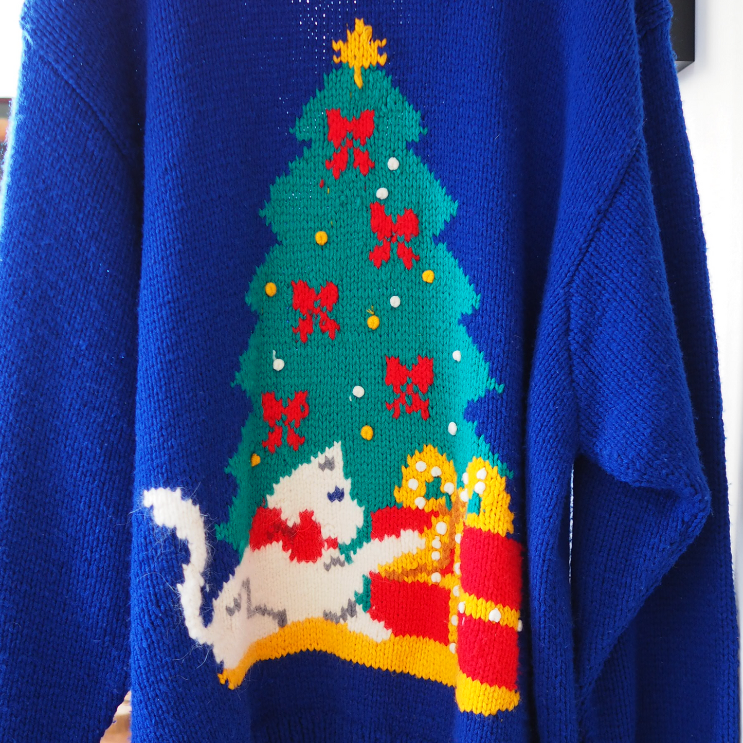 Cat Under the Christmas Tree Sweater / 90s
