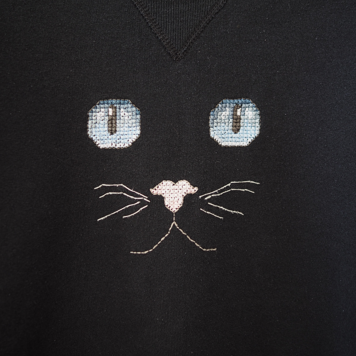 Embroidered Blue Eyed Cat Sweatshirt / 90s /  Made in USA