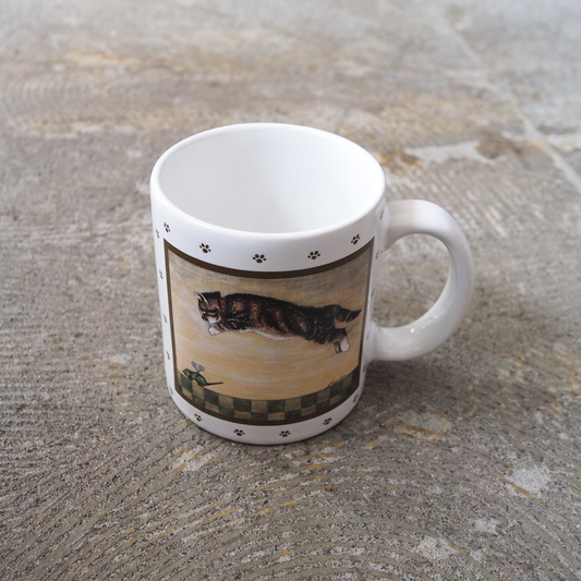 Cat Pounce on Mouse Mug / Lowell Herrero / 80s